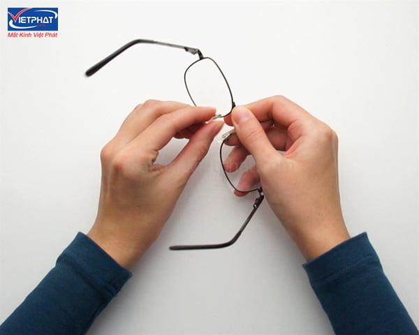 Bật mí 9 cách đeo kính không bị tuột hiệu quả 100% 10 Điều chỉnh đệm mũi là cách đeo kính không bị tuột