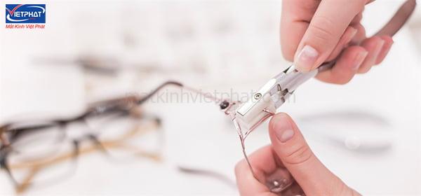 Bật mí 9 cách đeo kính không bị tuột hiệu quả 100% 13 Nắn chỉnh lại càng kính để đeo kính không bị tuột