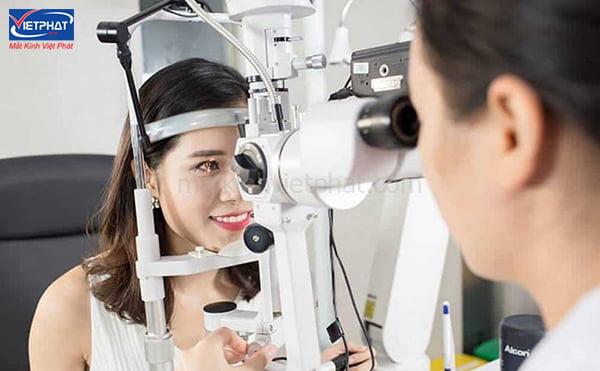 7 Cách làm mắt hết mờ, giảm mệt mỏi, đau mắt hiệu quả ngay tại nhà 14 Khám mắt định kỳ