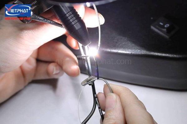 Hướng dẫn sửa gọng kính bị gãy hiệu quả tại nhà 11 Có những trường hợp bạn cần thợ sửa kính