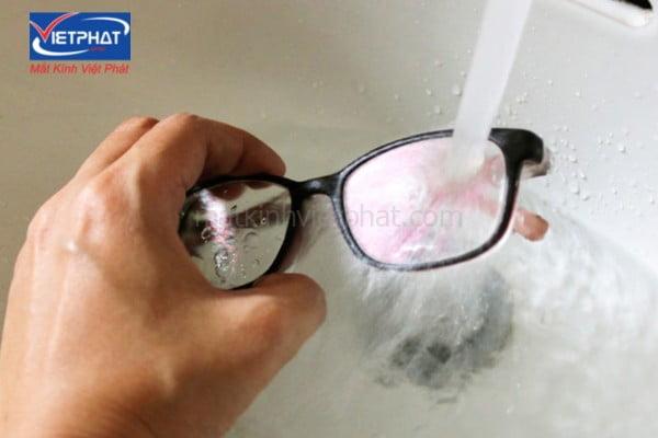 Hướng dẫn vệ sinh kính cận đúng cách đơn giản tại nhà 10 Rửa kính bằng nước sạch