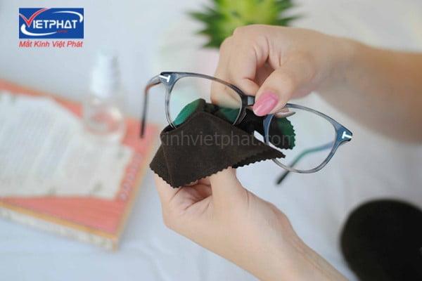 Hướng dẫn vệ sinh kính cận đúng cách đơn giản tại nhà 13 Bảo quản kính đúng cách