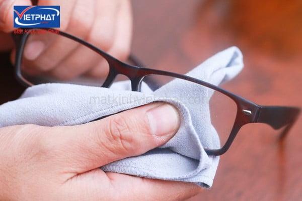 Hướng dẫn vệ sinh kính cận đúng cách đơn giản tại nhà 9 Cách vệ sinh kính cận tại nhà
