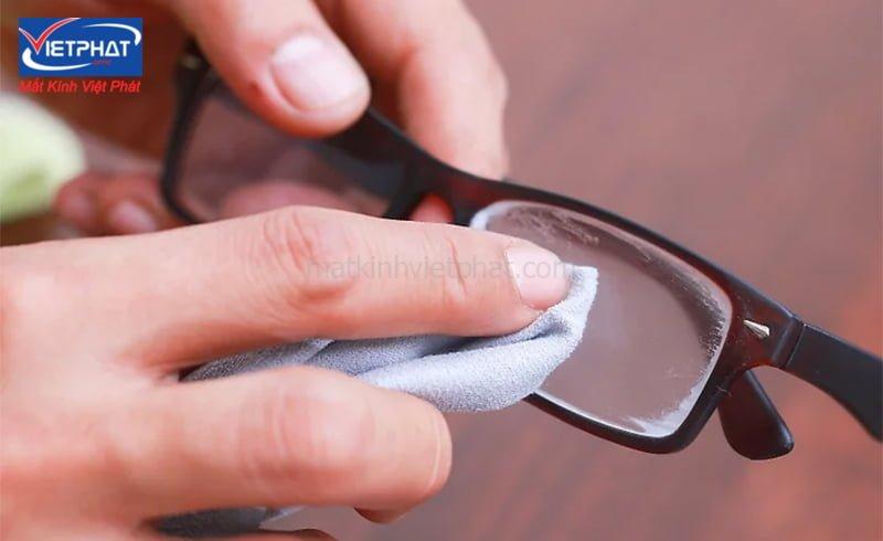 5 cách xóa vết xước trên kính mắt đơn giản và hiệu quả 11 Bạn có thể đánh bóng kính bị xước bằng cách dùng chất đánh bóng kim loại