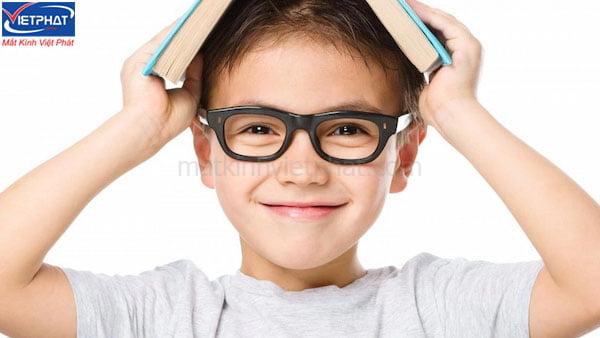 Cận nặng có bị mù không? Độ cận nặng nhất là bao nhiêu? 13 Đeo kính phù hợp khi bị cận