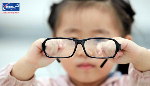 Cận thị có di truyền không? Cận thị bẩm sinh có chữa được không? 8 Nguyên nhân gây cận thị di truyền ở trẻ em