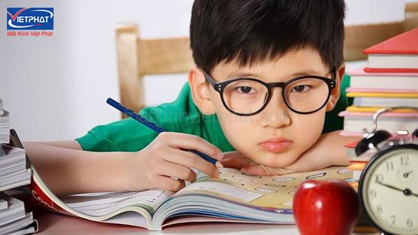 Cận thị có di truyền không? Cận thị bẩm sinh có chữa được không? 9 Cận thị do ngồi không đúng tư thế trong quá trình học