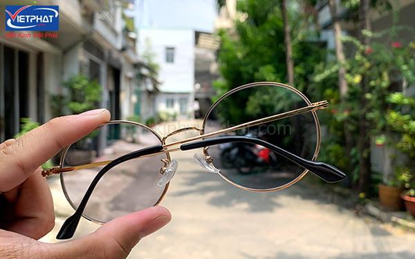 Tròng kính được làm bằng chất liệu gì? Cách nhận biết chất liệu tròng kính tốt 14 Thấu kính quang điện quyết định tròng kính chất lượng
