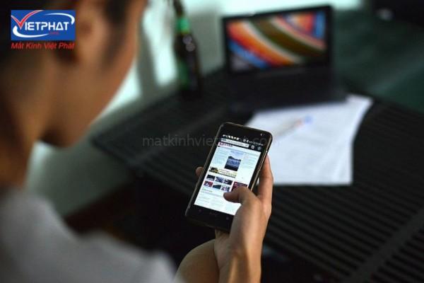 Hỏi đáp: Bị cận có nên đeo kính cận khi dùng điện thoại? 11 có nên đeo kính cận khi dùng điện thoại