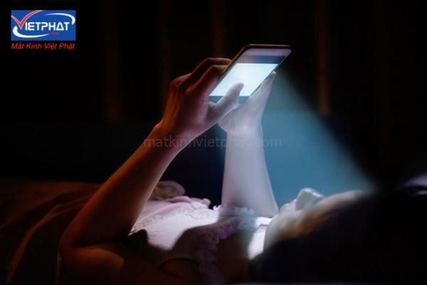 Hỏi đáp: Bị cận có nên đeo kính cận khi dùng điện thoại? 12 có nên đeo kính cận khi dùng điện thoại
