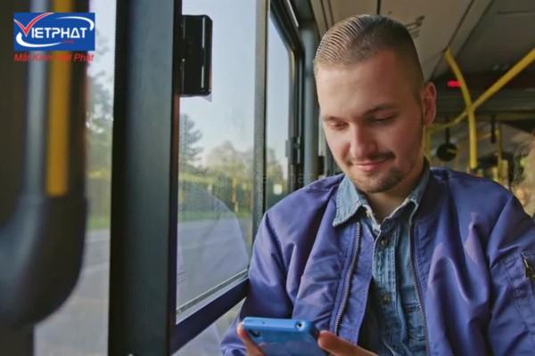 Hỏi đáp: Bị cận có nên đeo kính cận khi dùng điện thoại? 13 bị cận có nên đeo kính khi dùng điện thoại