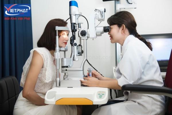 Hỏi đáp: Bị cận có nên đeo kính cận khi dùng điện thoại? 15 bị cận có nên đeo kính khi dùng điện thoại