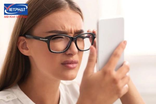 Hỏi đáp: Bị cận có nên đeo kính cận khi dùng điện thoại? 10 bị cận có nên đeo kính khi dùng điện thoại