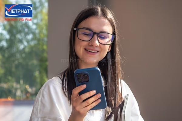 Hỏi đáp: Bị cận có nên đeo kính cận khi dùng điện thoại? 14 bị cận có nên đeo kính khi dùng điện thoại