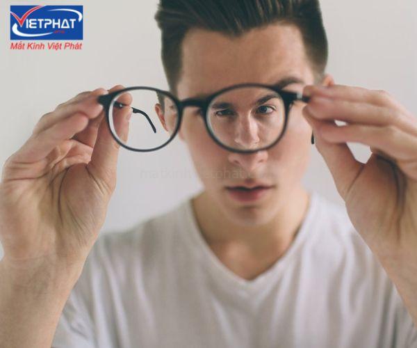 Có nên đeo kính cận thường xuyên không? 8 có nên đeo kính cận thường xuyên