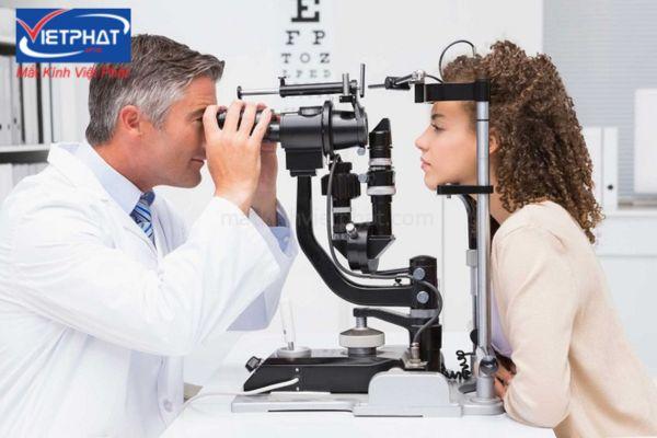 Có nên đeo kính cận thường xuyên không? 12 có nên đeo kính cận thường xuyên