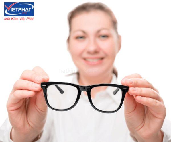 Có nên đeo kính cận thường xuyên không? 13 có nên đeo kính cận thường xuyên