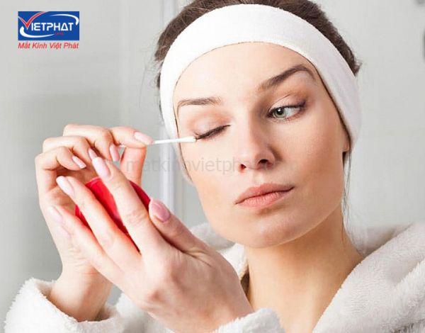 7 Cách khắc phục đeo kính áp tròng bị cay mắt 15 đeo kính áp tròng bị cay mắt