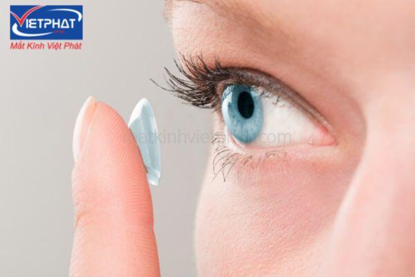 7 Cách khắc phục đeo kính áp tròng bị cay mắt 9 đeo kính áp tròng bị cay mắt