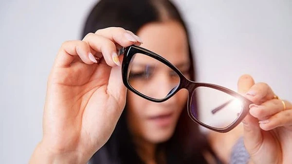 Đeo Kính Không Độ Có Hại Không? 3+ Lợi Ích Bất Ngờ 5 Đeo Kính Không Độ Có Hại Không? 3+ Lợi Ích Bất Ngờ