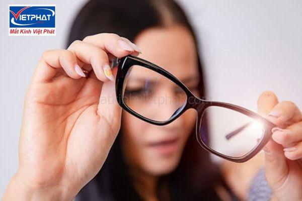 Đeo kính không đúng độ có sao không? Những tác hại khôn lường 11 Nguyên nhân đeo kính không đúng độ