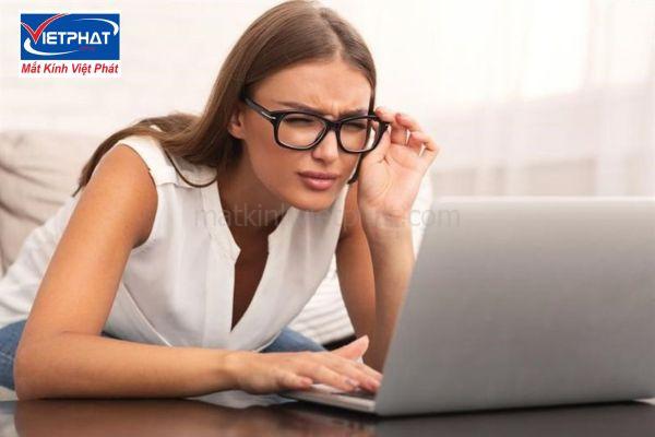 Đeo kính không đúng độ có sao không? Những tác hại khôn lường 12 Đeo kính không đúng độ làm suy giảm thị lực