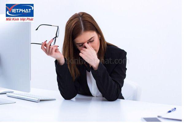 Đeo kính không đúng độ có sao không? Những tác hại khôn lường 14 Đeo kính không đúng độ làm chóng mặt