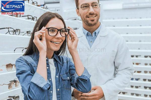 12 cách giảm cận thị 1-2 độ không cần phẫu thuật tại nhà đơn giản 10 Đeo kính có độ cận phù hợp là cách giảm độ cận thị không cần phẫu thuật hiệu quả