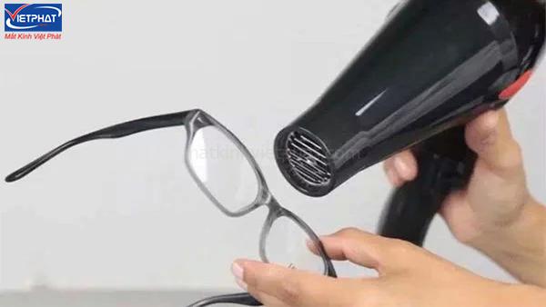 Cách sửa gọng kính bị lỏng sao cho vừa với gương mặt 12 Dùng máy sấy để sửa gọng kính nhựa bị lỏng