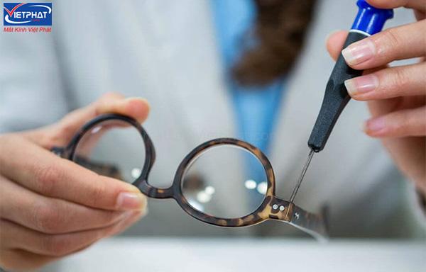 Cách sửa gọng kính bị lỏng sao cho vừa với gương mặt 13 Dùng tua vít điều chỉnh ốc vít