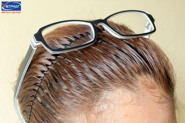 Cách sửa gọng kính bị lỏng sao cho vừa với gương mặt 10 Thói quen kẹp kính trên đầu