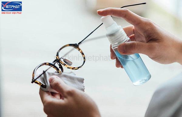 Gọng kính bị mốc xanh là gì? - Cách xử lý hiệu quả 9 Cách vệ sinh gọng kính bị mốc xanh