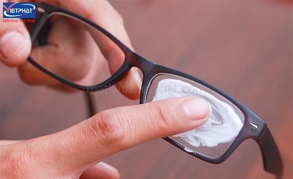 Gọng kính bị mốc xanh là gì? - Cách xử lý hiệu quả 10 Vệ sinh gọng kính bị mốc xanh bằng kem đánh răng