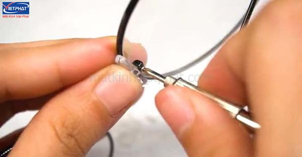Gọng kính bị mốc xanh là gì? - Cách xử lý hiệu quả 11 Hướng dẫn thay miếng đệm mũi kính bị mốc xanh
