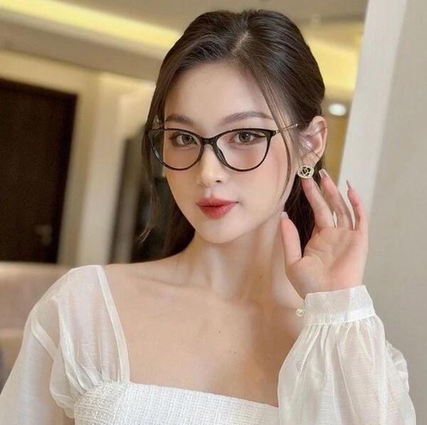 Đâu là 10+ mẫu gọng kính mắt mèo sành điệu nhất hiện nay?