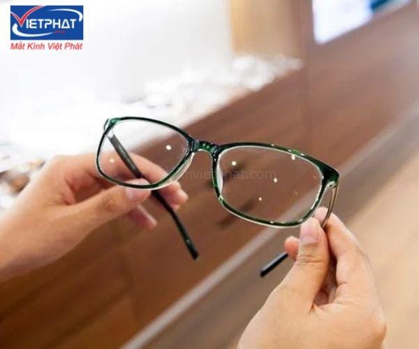 Kính không độ là gì? Không cận có nên đeo kính không? 9 kính không độ