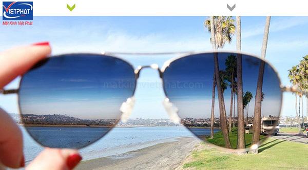 Kính Polarized là gì? Cách nhận biết mắt kính phân cực Polarized 13 Dùng mắt kính polarized khi đi du lịch