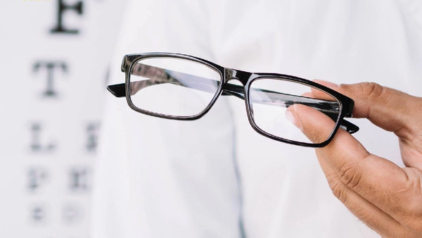 Kính Thuốc Là Gì? Cẩm Nang Về Kính Thuốc Từ A-Z