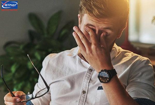 Dấu hiệu mang kính cận lệch tâm? Đeo kính lệch tâm có tác hại gì? 7 Mang kính lệch tâm gây nhức mắt