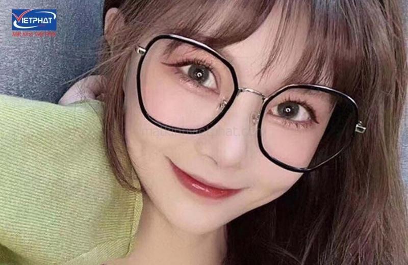 Mặt trái xoan đeo kính gì? Cách chọn kính hợp mặt trái xoan 9 Mặt trái xoan đeo kính gì - gọng kính đa giác