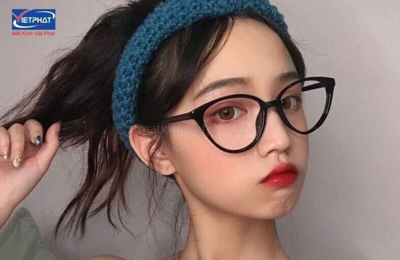 Mặt trái xoan đeo kính gì? Cách chọn kính hợp mặt trái xoan 10 Mặt trái xoan đeo kính gì - gọng kính mắt mèo