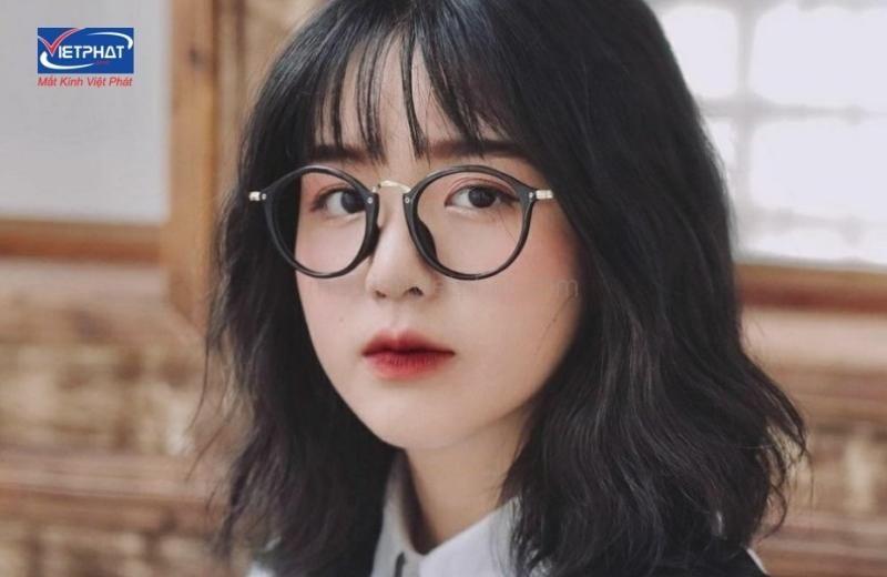 Mặt trái xoan đeo kính gì? Cách chọn kính hợp mặt trái xoan 12 Mặt trái xoan đeo kính gì - gọng kính tròn
