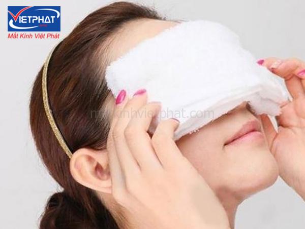 4 mẹo chữa đau mắt đỏ nhanh nhất tại nhà 11 Mẹo chữa đau mắt đỏ nhanh nhất tại nhà bằng cách chườm ấm