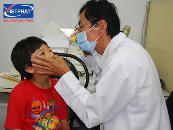 4 mẹo chữa đau mắt đỏ nhanh nhất tại nhà 12 Thăm khám bác sĩ nếu tình trạng đau mắt đỏ trở nặng