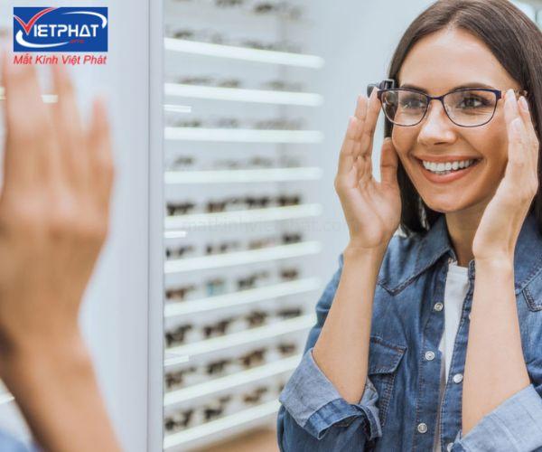 Nên đeo kính màu gì? Cách chọn kính phù hợp với màu da 12 nên đeo kính màu gì
