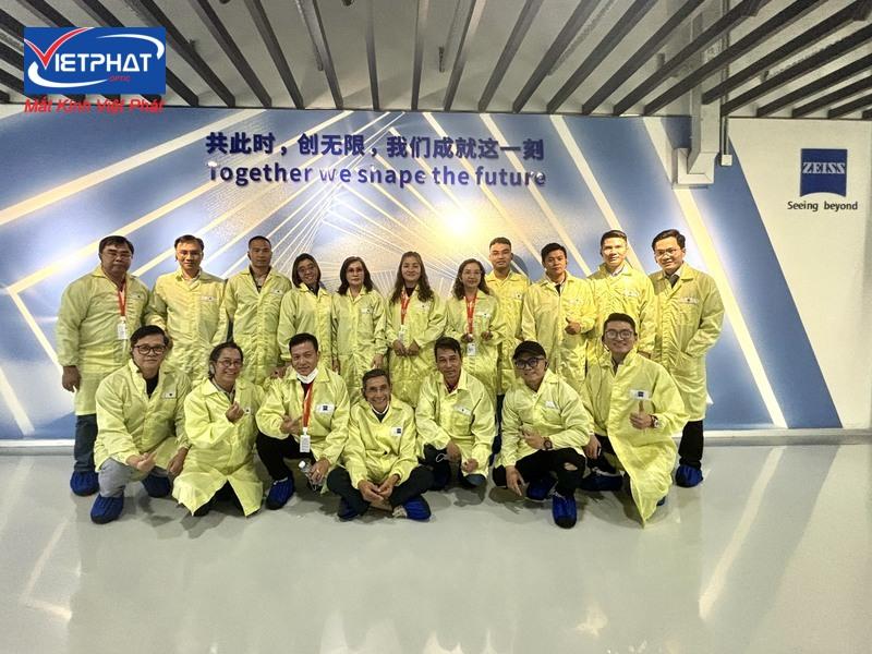 Mắt kính Việt Phát Tham quan nhà máy sản xuất tròng kính ZEISS Quảng Châu CNRX-G7 6 Đoàn khách tham quan check-in trước khi vào khu vực chế tác