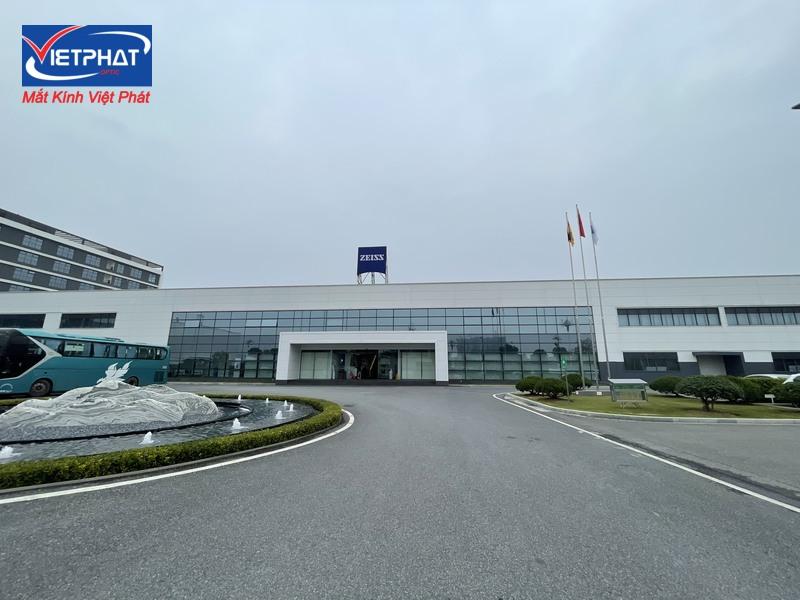 Mắt kính Việt Phát Tham quan nhà máy sản xuất tròng kính ZEISS Quảng Châu CNRX-G7 5 nhà máy ZEISS Quảng Châu