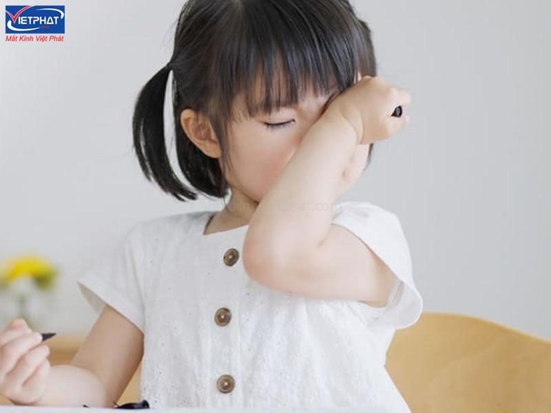 Nhược thị là gì? Nguyên nhân và dấu hiệu của nhược thị 8 Bị mỏi mắt khi bị bệnh nhược thị