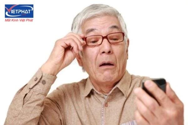 Tại sao người già thường phải đeo kính lão? 8 tại sao người già phải đeo kính lão