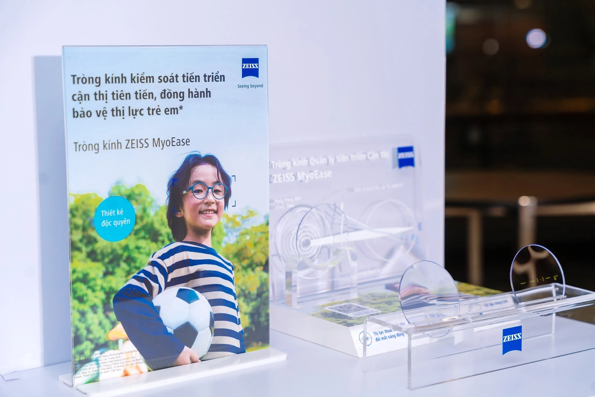 Tròng kính ZEISS MyoEase kiểm soát tiến triển cận thị trẻ em